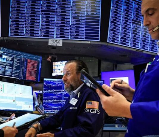 Global equity funds draw inflows for the eighth week on earnings optimism