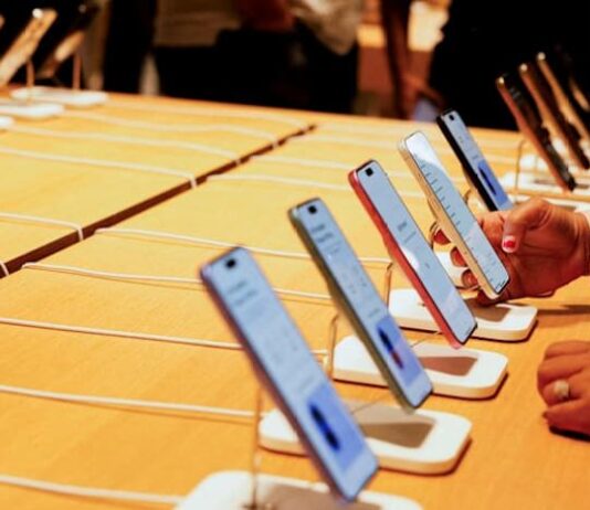 India removes import duty on some electronics, smartphone parts