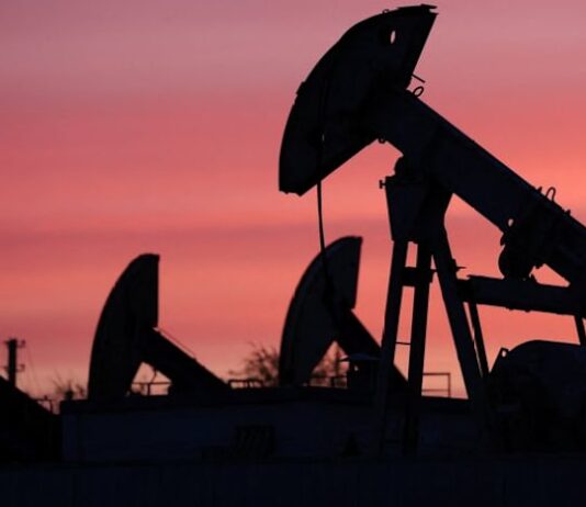 Oil climbs to one-month high as US, Iran step up attacks in Strait of Hormuz
