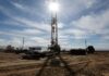 Oil falls over 1% as markets await outcome of Iran-US talks, US stocks data