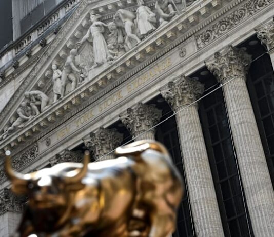 Oil prices slump as US and Iran pause strikes