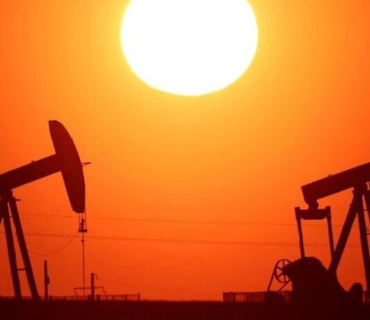 Oil settles 1% higher as hopes of renewed US-Iran negotiations offset Houthi threat