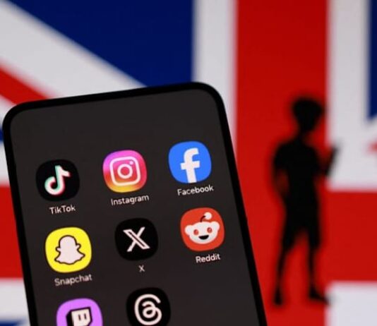 UK plans default midnight social media curfew for teens aged 16-17