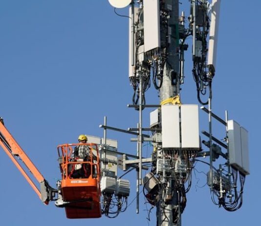 Verizon lifts annual forecasts as new mobile plans spur subscriber gains