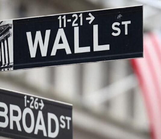 Wall Street closes down sharply after Fed holds rates unchanged