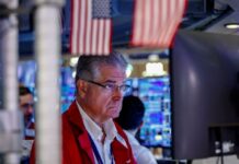 Wall Street gains on tech earnings; bond yields hit multi-year highs