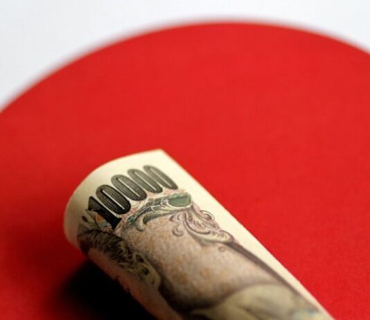 Yen surges, analysts suspect official Japanese intervention