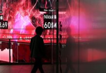 Asia stocks edge higher, oil up amid Gulf confusion