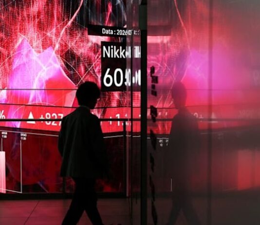 Asia stocks edge higher, oil up amid Gulf confusion