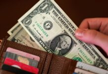 Dollar struggles for traction as markets weigh Iran sanctions, Treasury buybacks