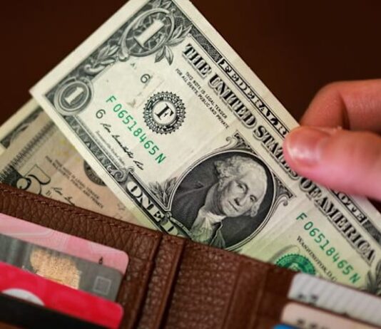 Dollar struggles for traction as markets weigh Iran sanctions, Treasury buybacks