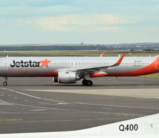 Jetstar to charge for carry-on bags in overhead lockers