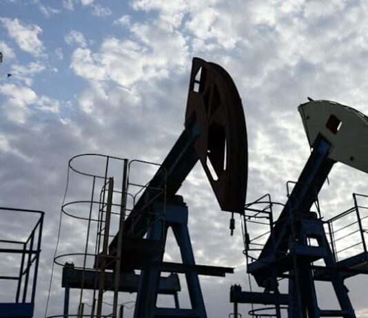 Oil gains as investors cautious over Iran-Oman talk progress
