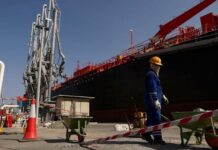 Oil prices lower, stocks higher as Hormuz doubts drag on