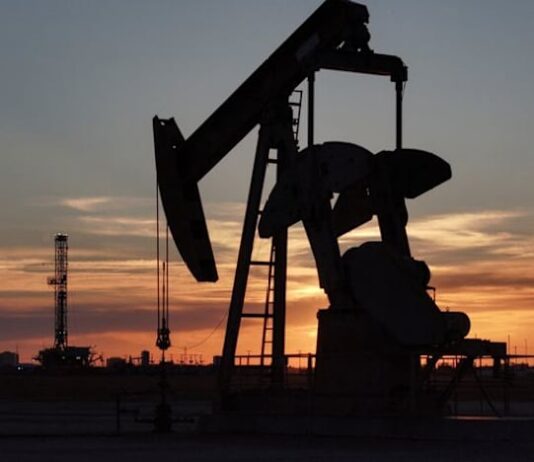Oil steadies near one-week highs as US-Iran peace deal hopes dim