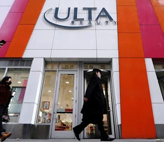 Retailers tap AI shopping traffic but fight to keep customer data