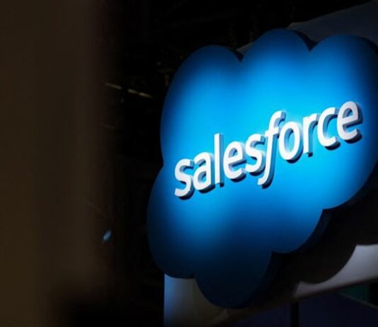 Salesforce raises annual forecasts, expands AI partnership with Anthropic
