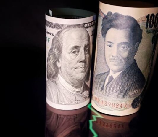 Yen and dollar drift on Iran deal concerns, payroll jitters
