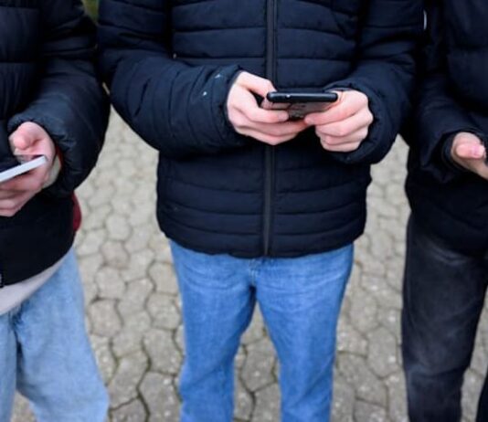 Explainer-How the EU’s age-verification app for children would work