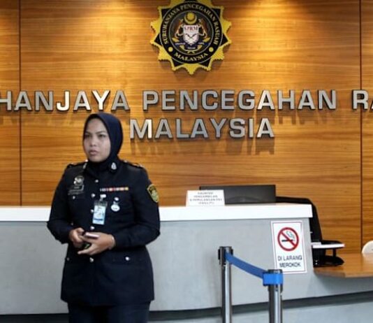 Malaysian regulator to ask publicly-traded firms for El Nino plans, eyes deeper Middle East ties