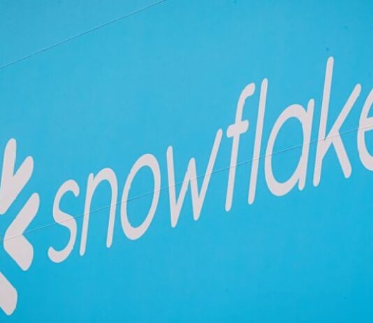 Snowflake lifts annual revenue forecast on cloud and AI demand, shares soar