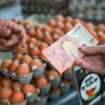 Euro falls as oil moves off lows, set for fifth straight weekly drop